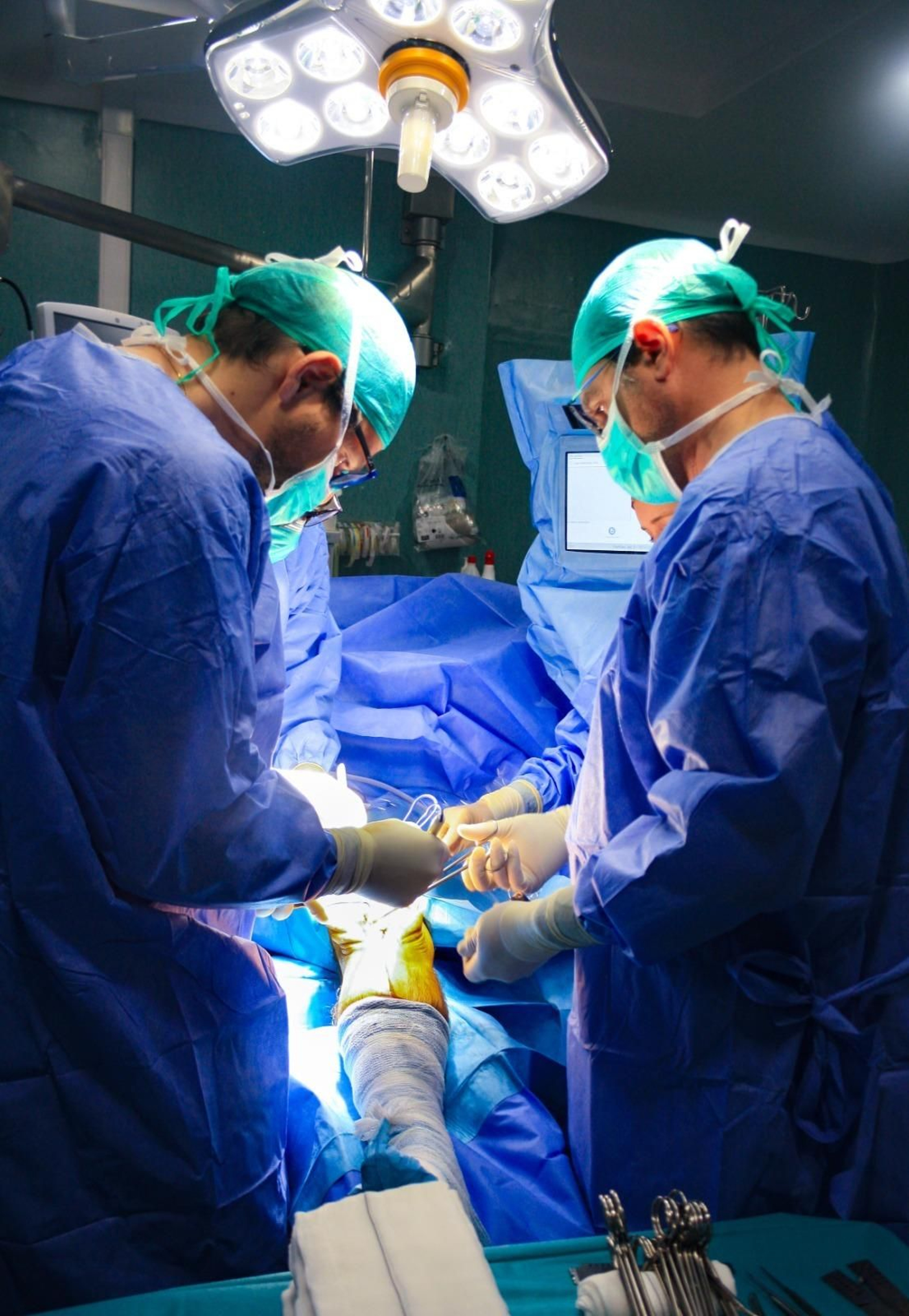 Cirujanos durante una cirugía de implantación de prótesis.
