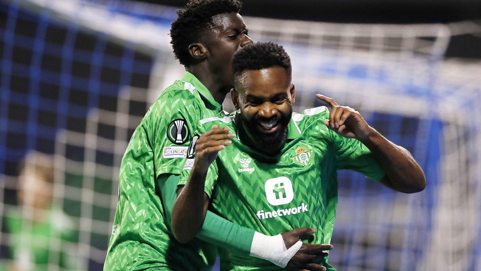 Bakambu celebra su primer gol con la camiseta del Betis junto a Assane.