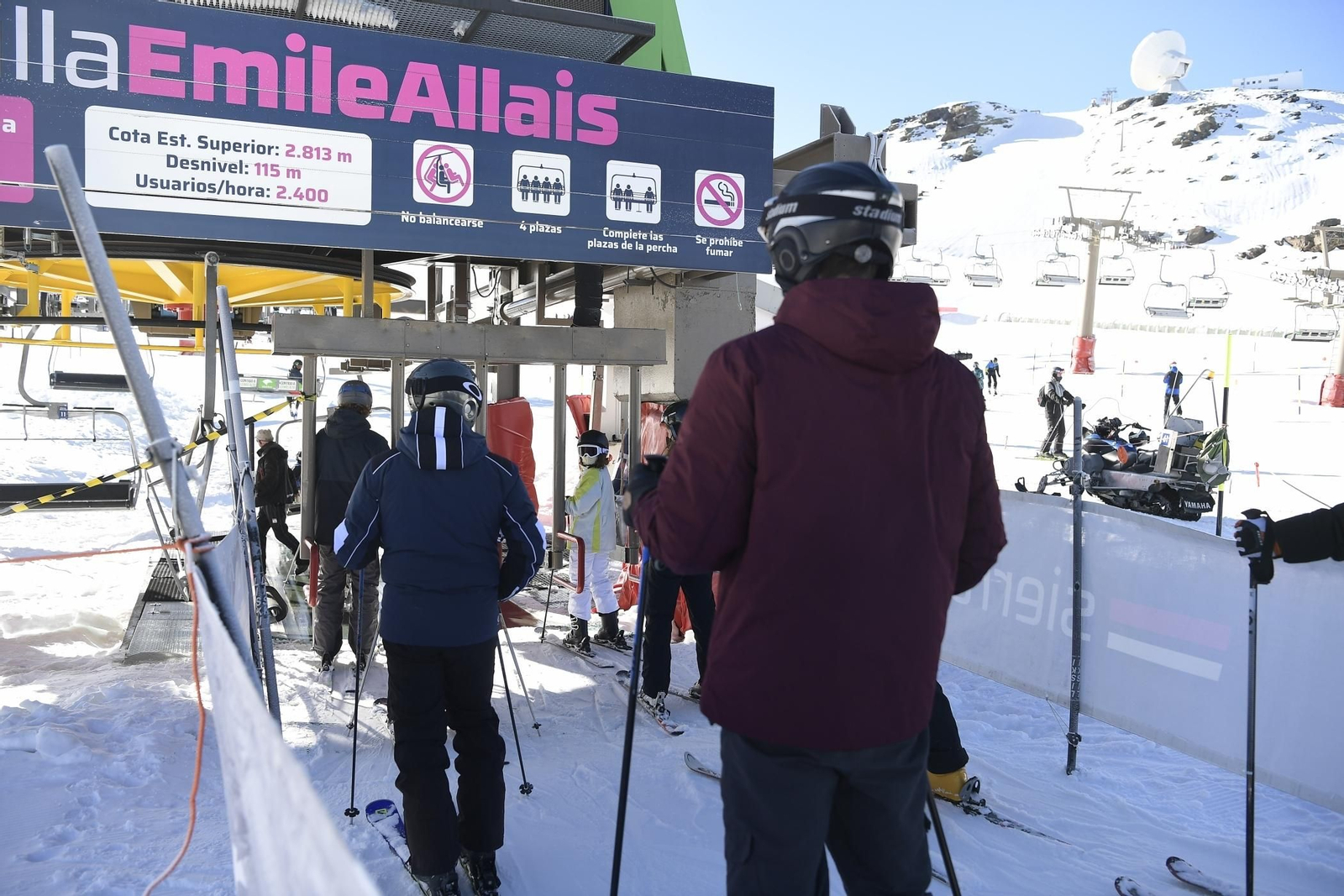 Fotos del primer día de esquí con la inauguración de la temporada en la Sierra