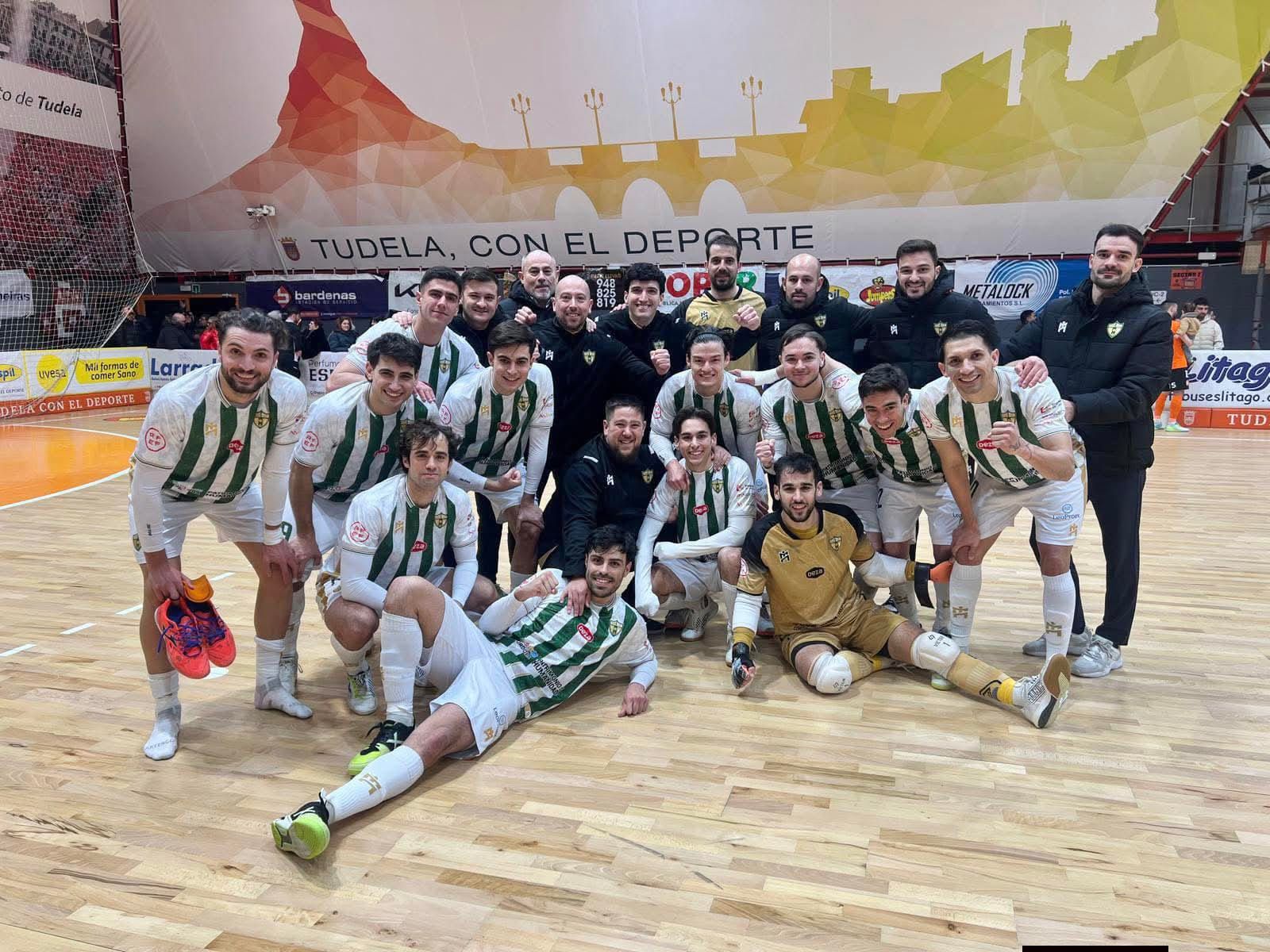 Los jugadores del Córdoba Futsal celebra su victoria en Tudela.