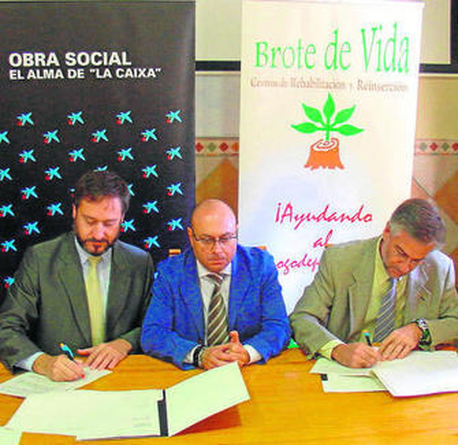 Ortells, Jiménez y Sánchez, ayer durante la firma del convenio.