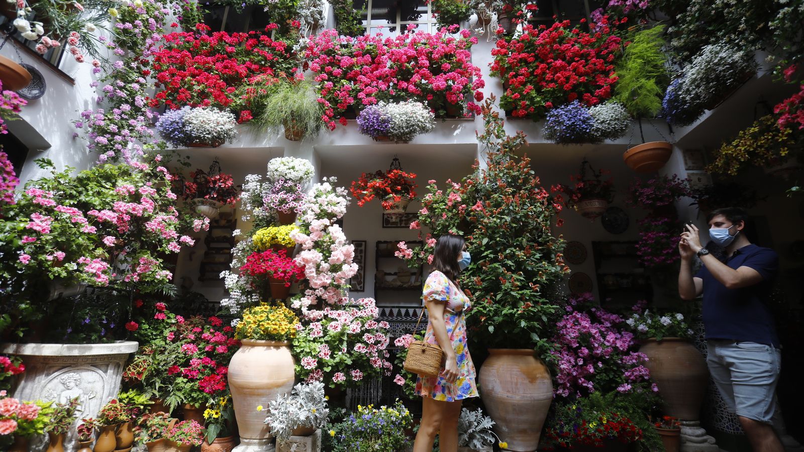 Victoria Castro y Borja García, visitantes en uno de los patios de la ruta Santa Marina.