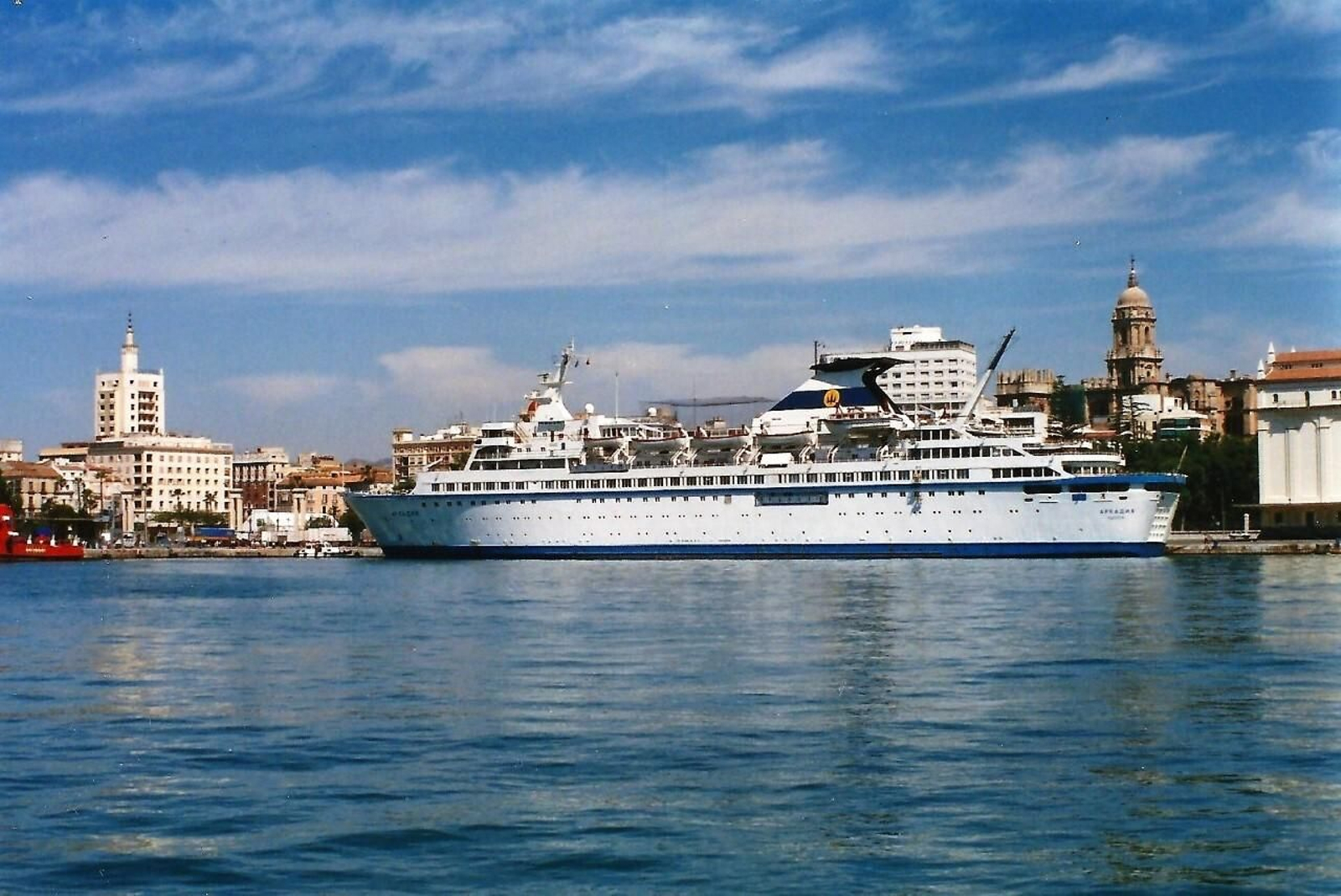 El ‘Arkadiya’ atracado en el muelle número dos.