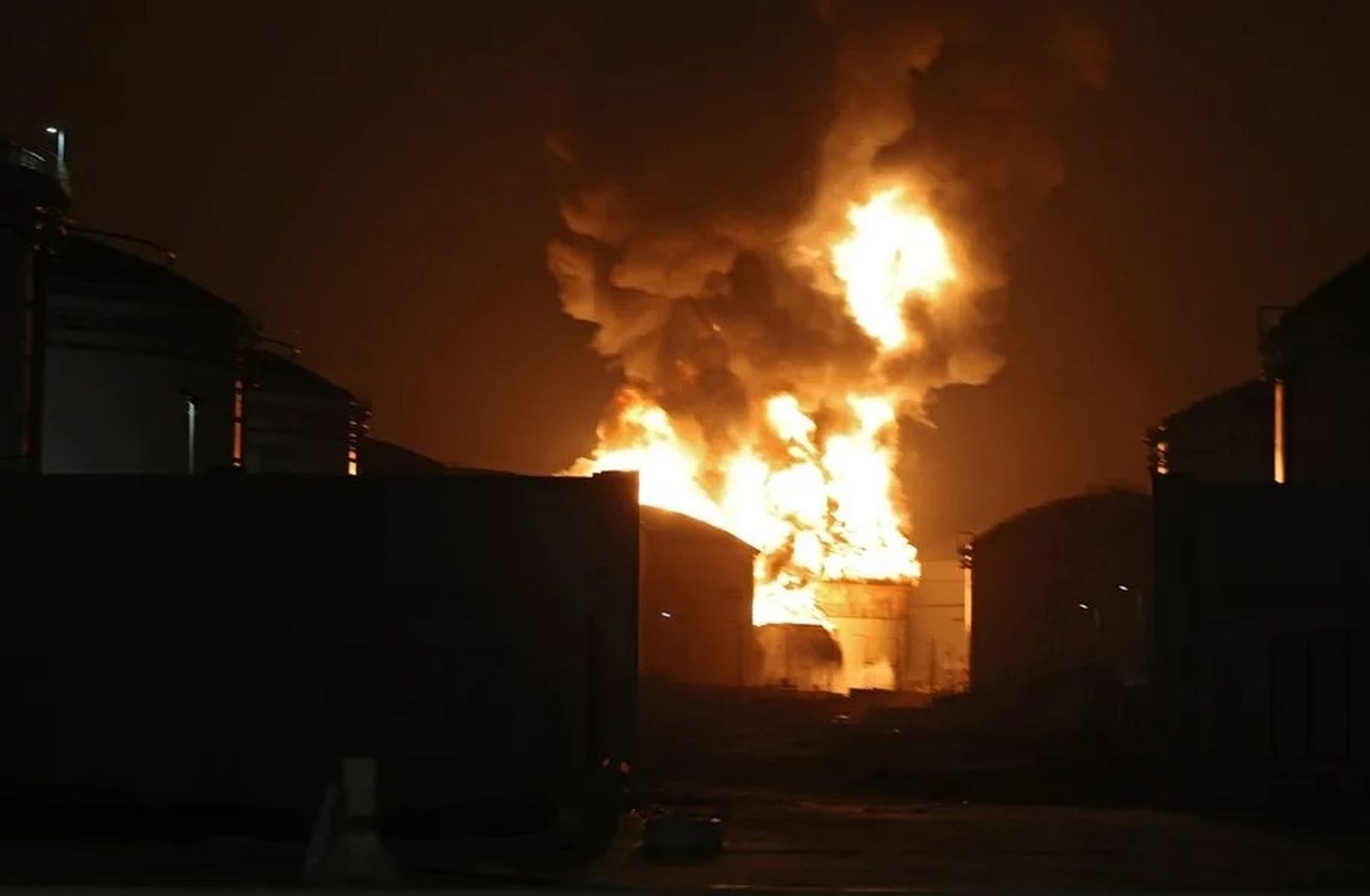 Incendio en una refinería provocado por  los restos de un dron interceptado en Emiratos Árabes Unidos.