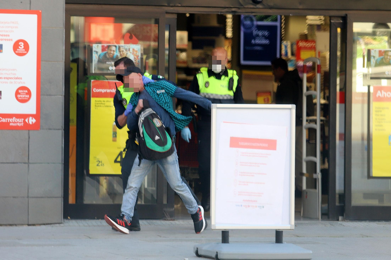Imágenes de la actuación de la Policía Local en un altercado de desorden público en un supermercado