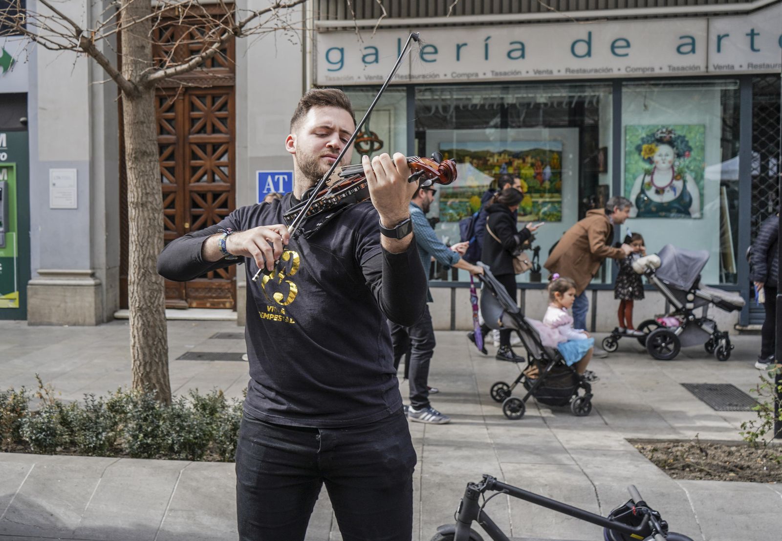 El Día Sin Coche llena de ciudadanos la Gran Vía de Granada
