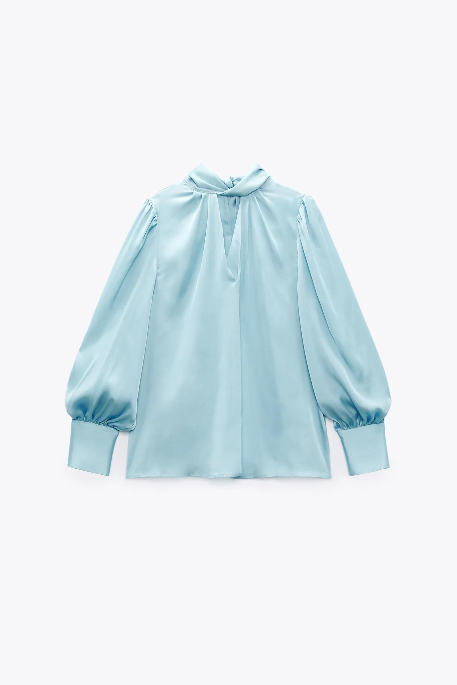 Blusa de Zara satinada y de color celeste.