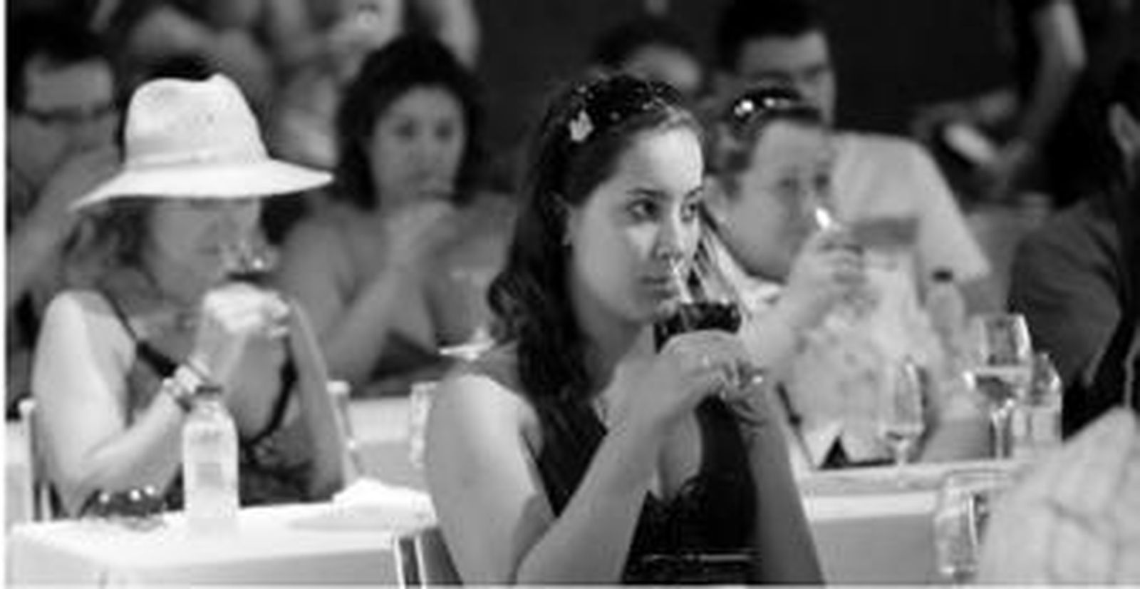 Arriba, un momento de la cata; abajo, el espectacular audiovisual del Pabellón de Andalucía.