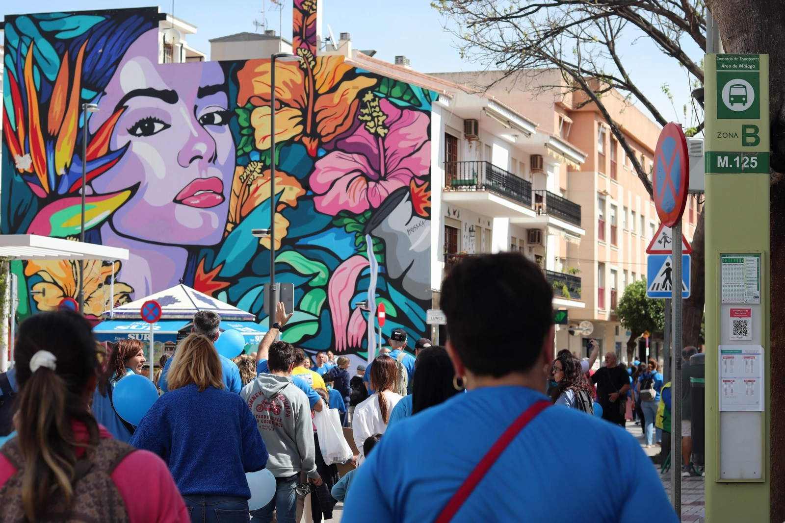 Una marea azul inunda Torremolinos para visibilizar el autismo