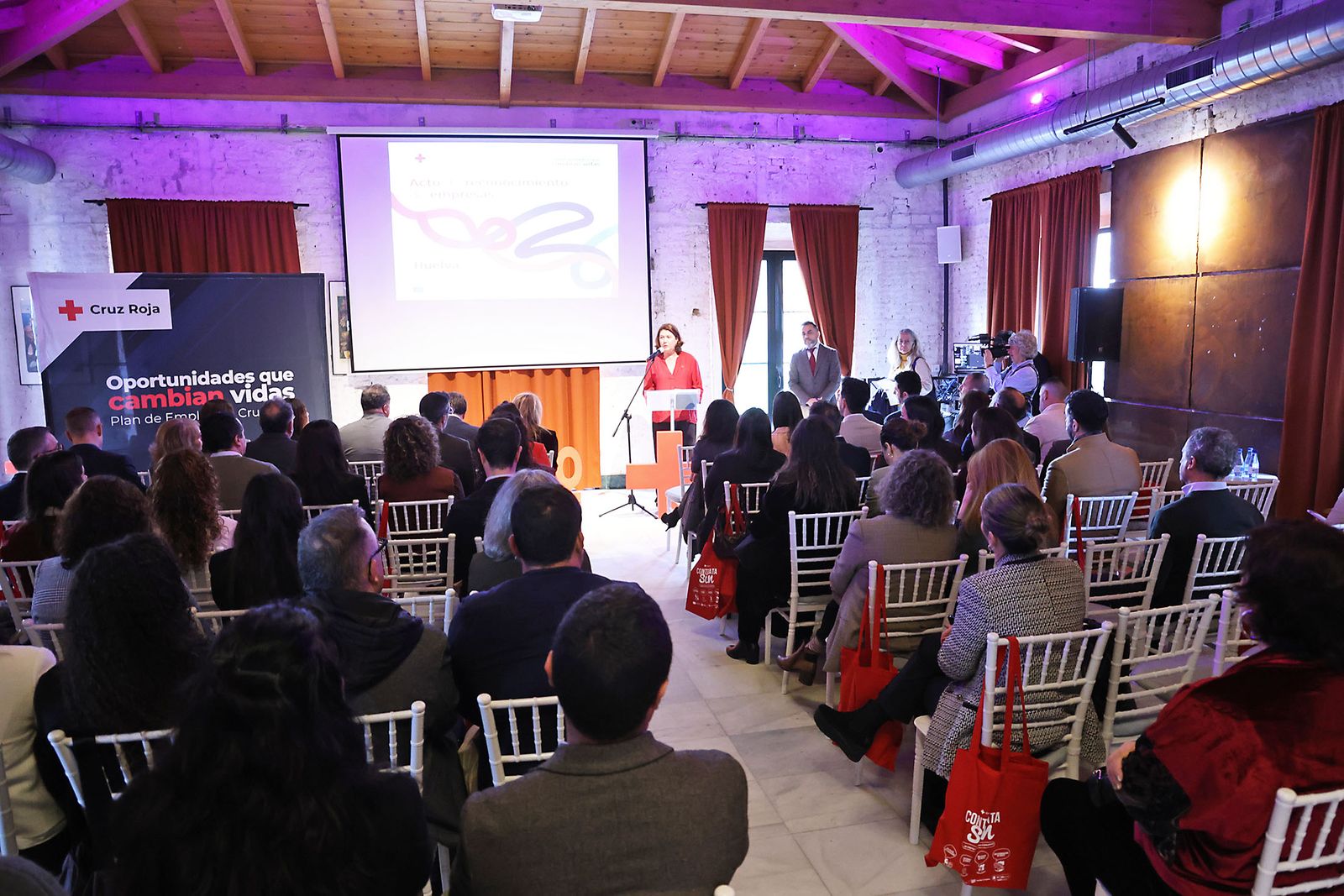Fotografías del acto de reconocimiento de Cruz Roja a empresas y entidades