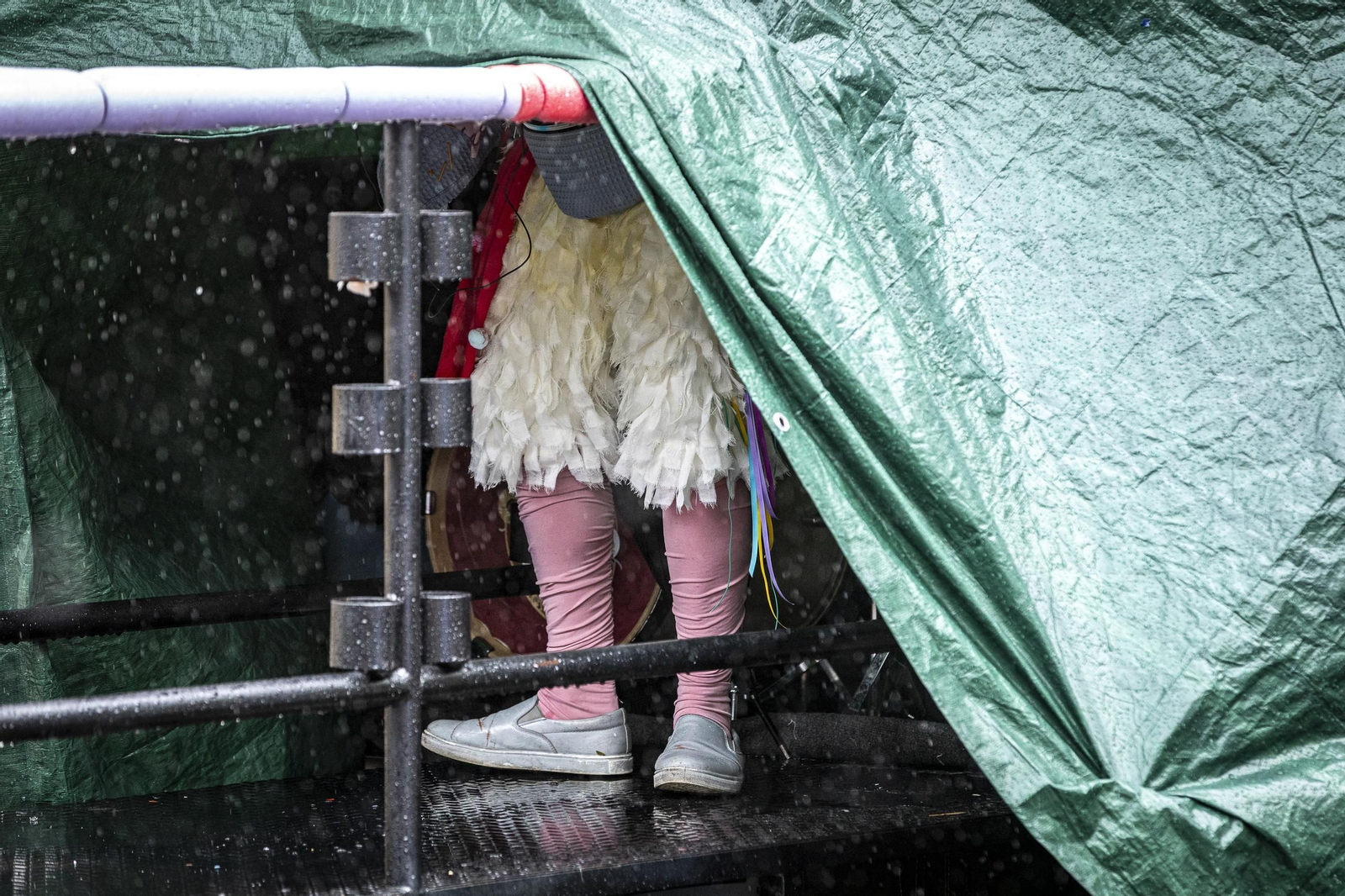 Las imágenes del segundo sábado de Carnaval de Cádiz 2025: Carrusel de coros bajo la lluvia