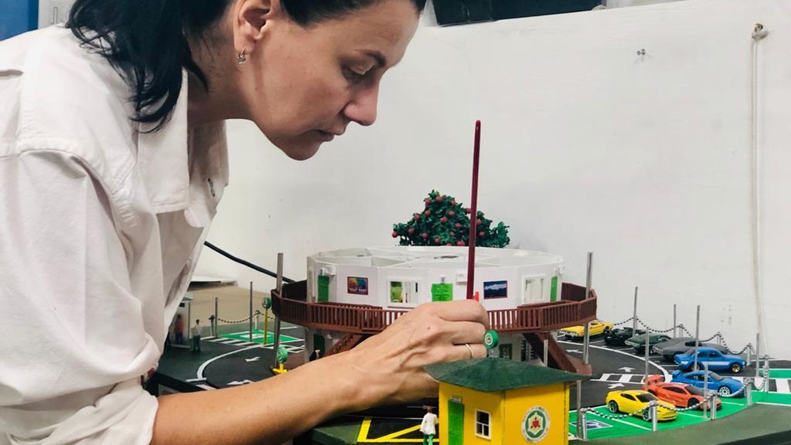 Oxana Bodylreva junto a una de las maquetas realizadas para presentar el proyecto