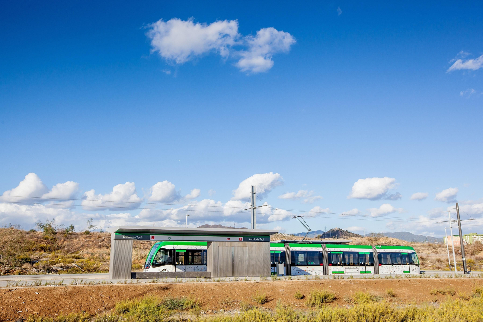 Imagen de uno de los trenes del Metro detenido en la parada Andalucía Tech.