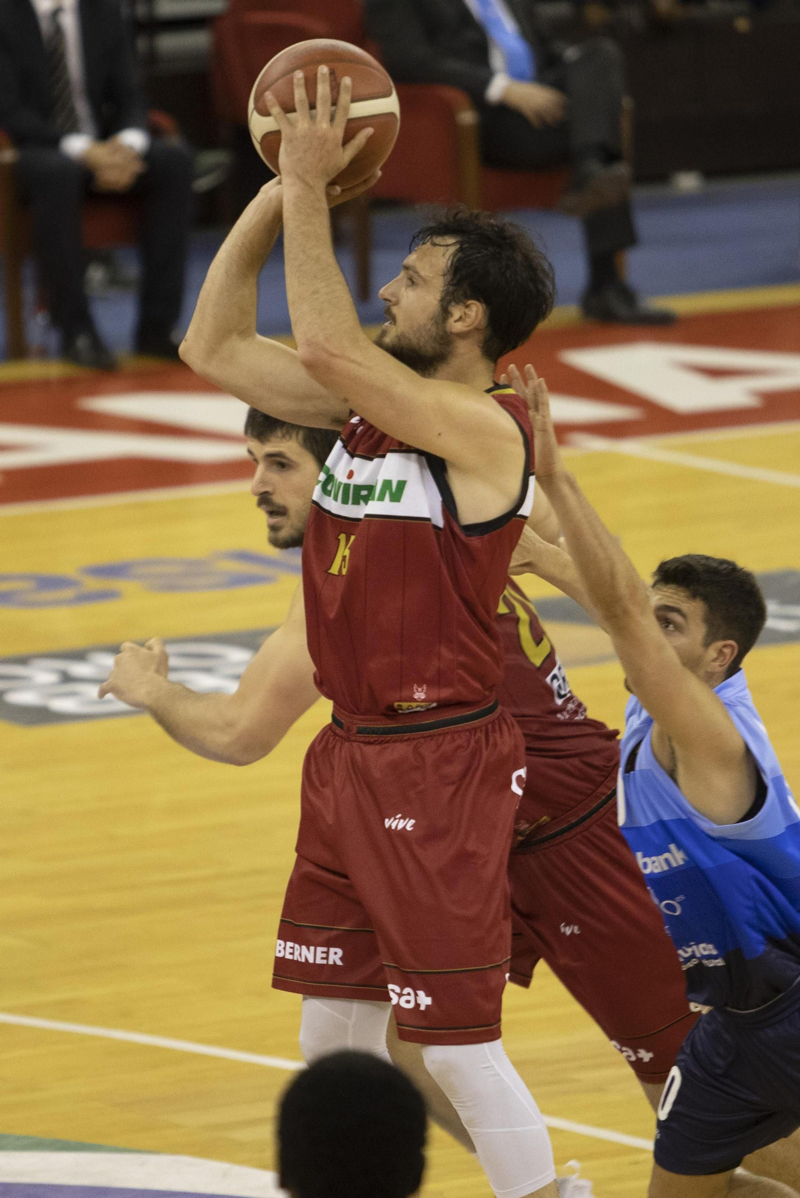 Lluís Costa apunta al aro rival.