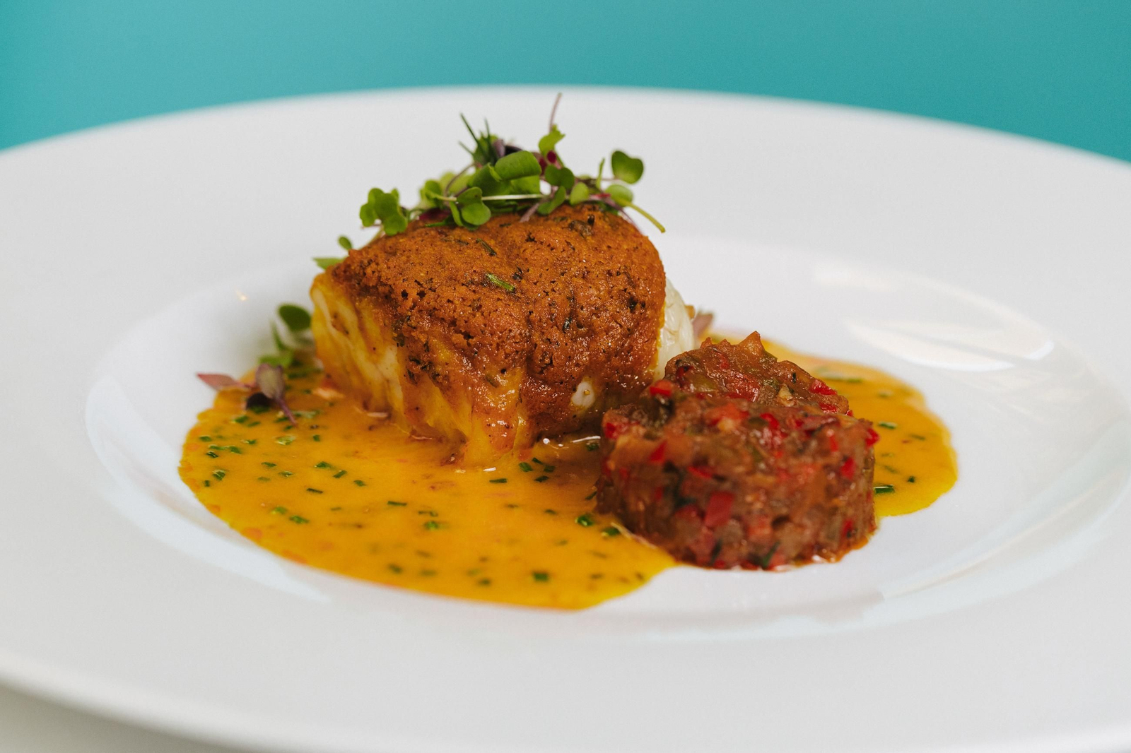 Rape asado con costrón mozárabe, pisto baby, langostinos en salsa de cebollino .jpg