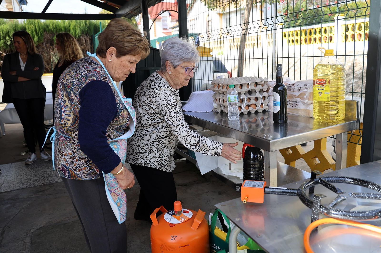 Imágenes de la elaboración de dulces de Cuaresma por los vecinos del Barrio Obrero