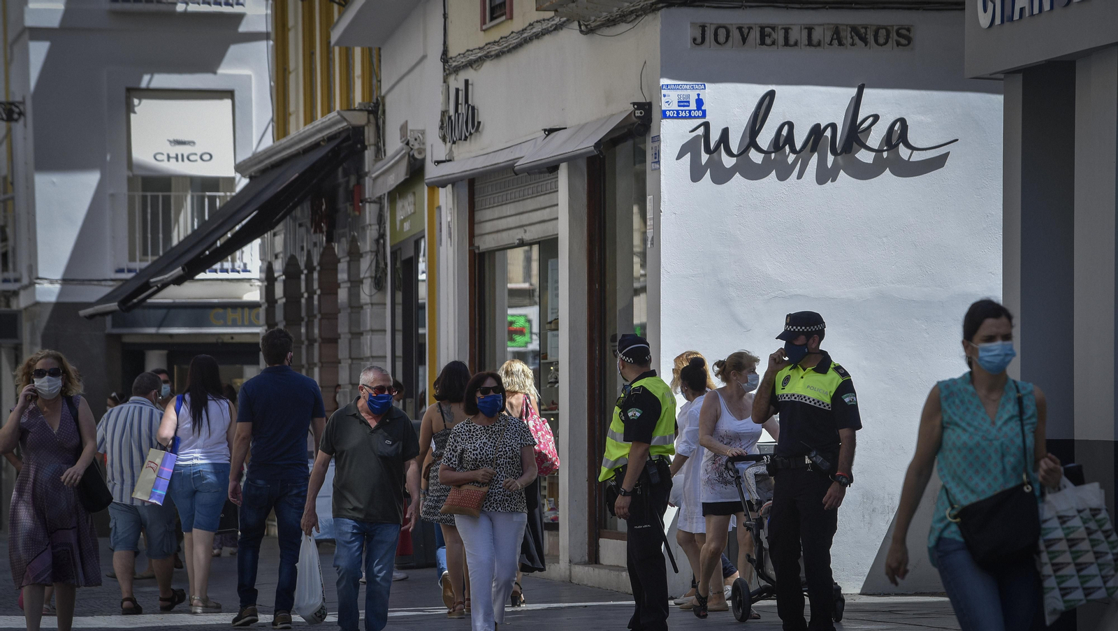 Viandantes en una céntrica calle comercial de la ciudad.