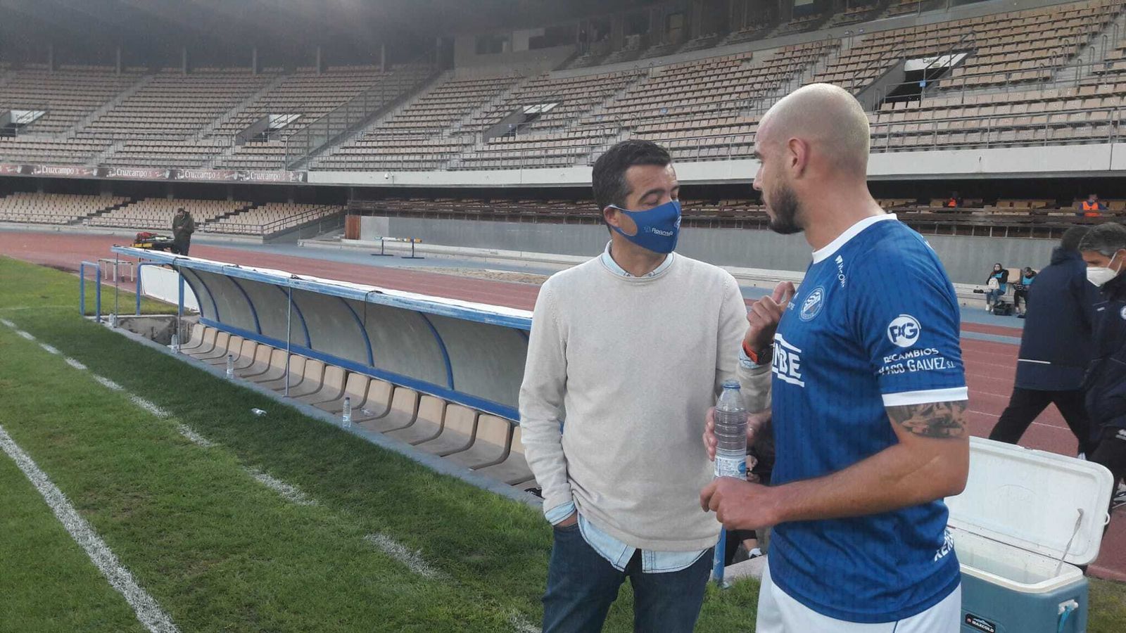 José Herrera da las últimas instrucciones a Antonio Sánchez.