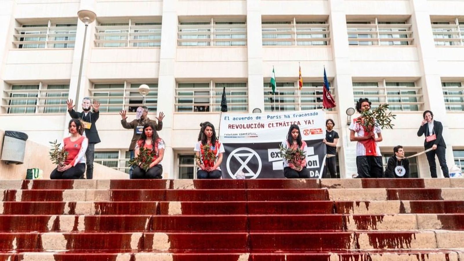 Una protesta de integrantes de Extinction or rebellion por el cambio climático ante el acceso a una facultad de la Universidad de Granada