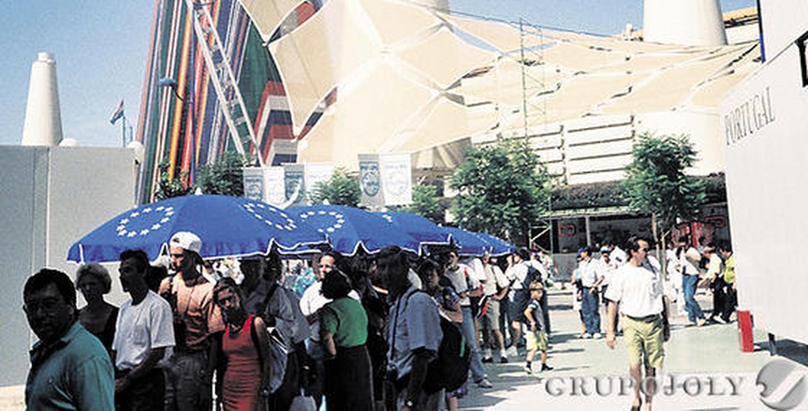 Colas frente al Pabellón de Portugal.