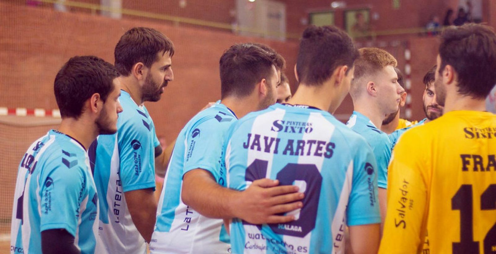 Los jugadores del Ciudad de Málaga hacen piña.