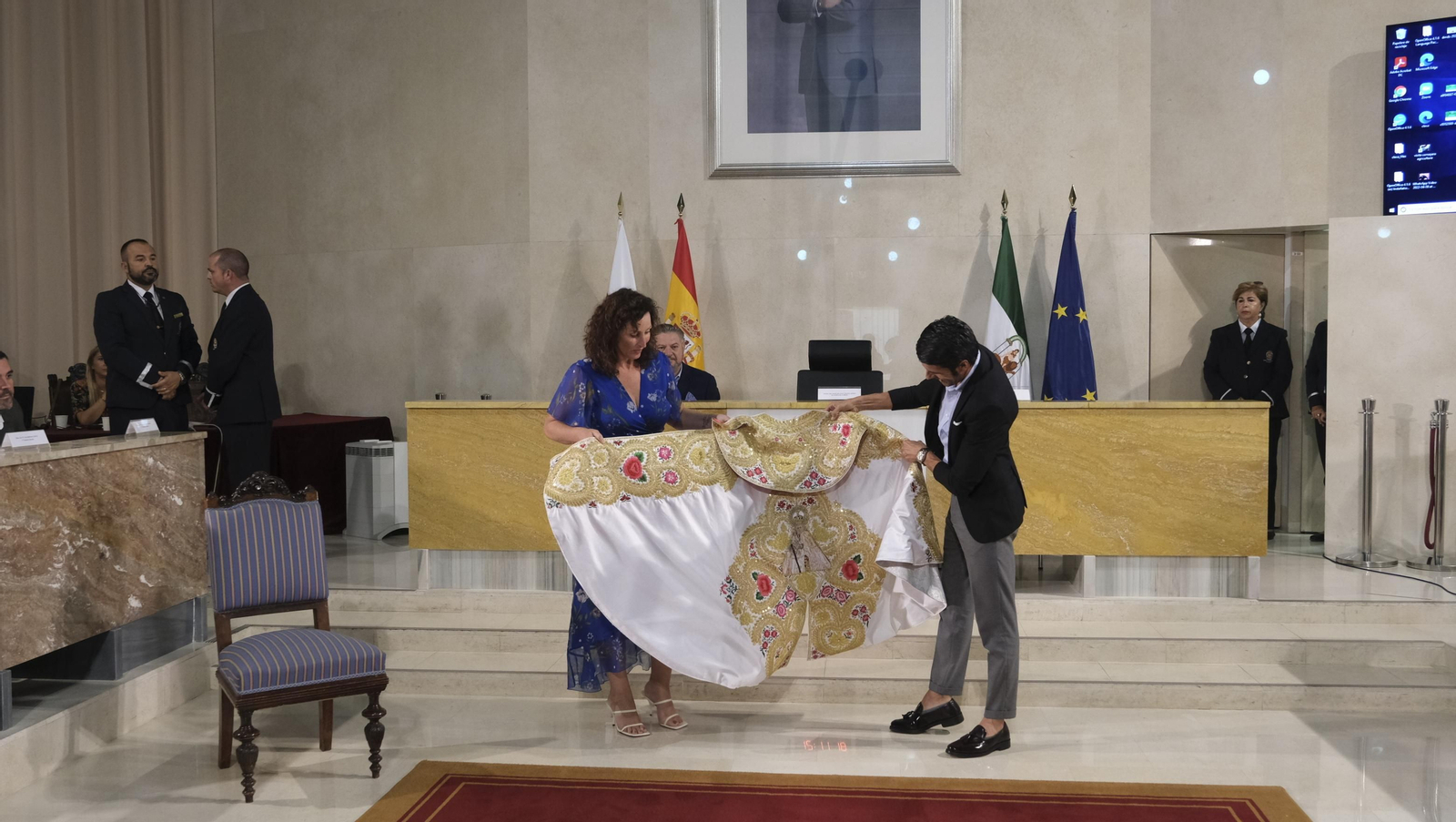 Imágenes de la entrega del capote de paseo de la feria taurina 2021 en honor a la Virgen del Mar, al torero Emilio de Justo
