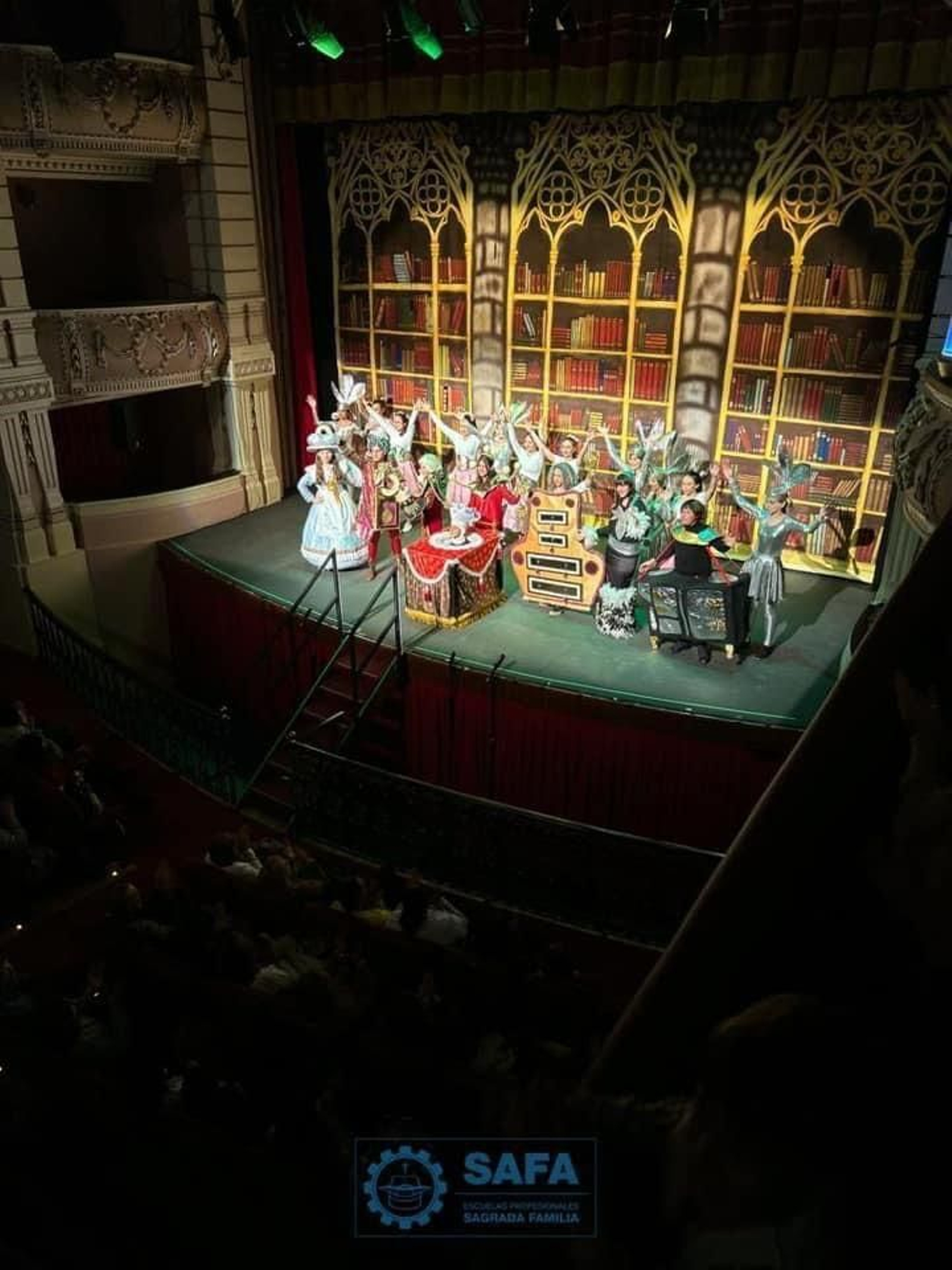 Función de teatro de La Bella y la Bestia.