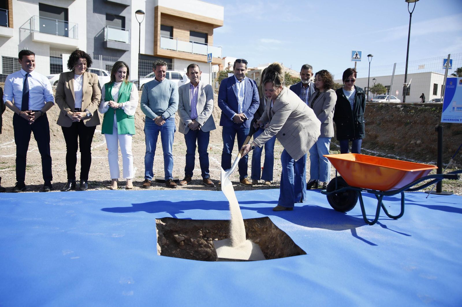 Las imágenes de la primera piedra del Centro de mayores en Balanegra