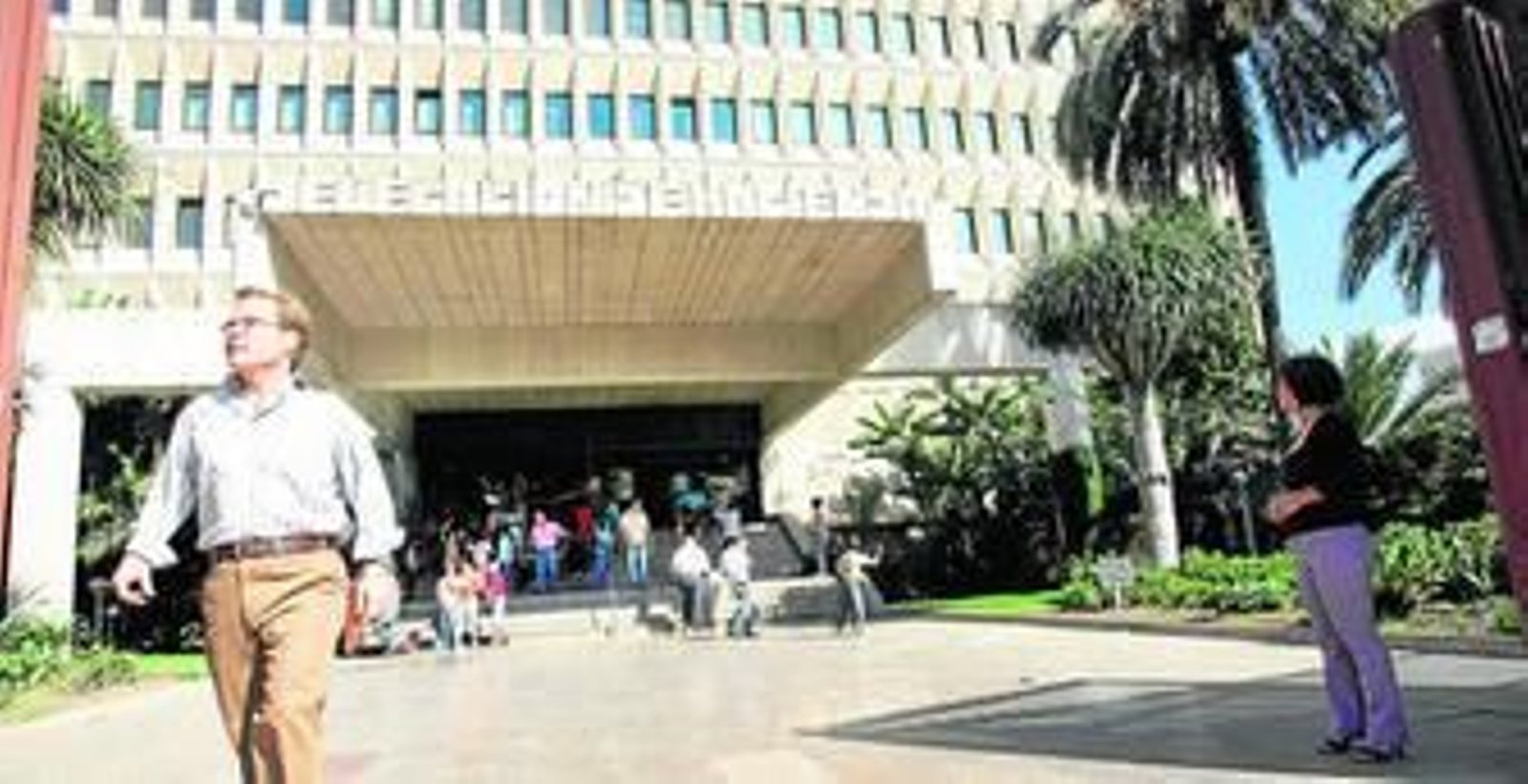 Varias personas pasan por el edificio de Hacienda en Málaga capital en una imagen de archivo.
