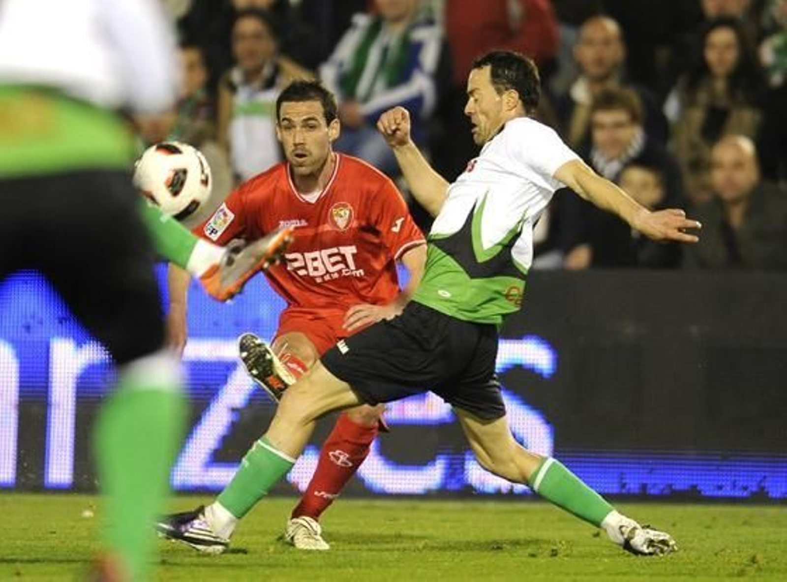 El Sevilla pierde un punto en el descuento frente al Racing (3-2). / Félix Ordóñez