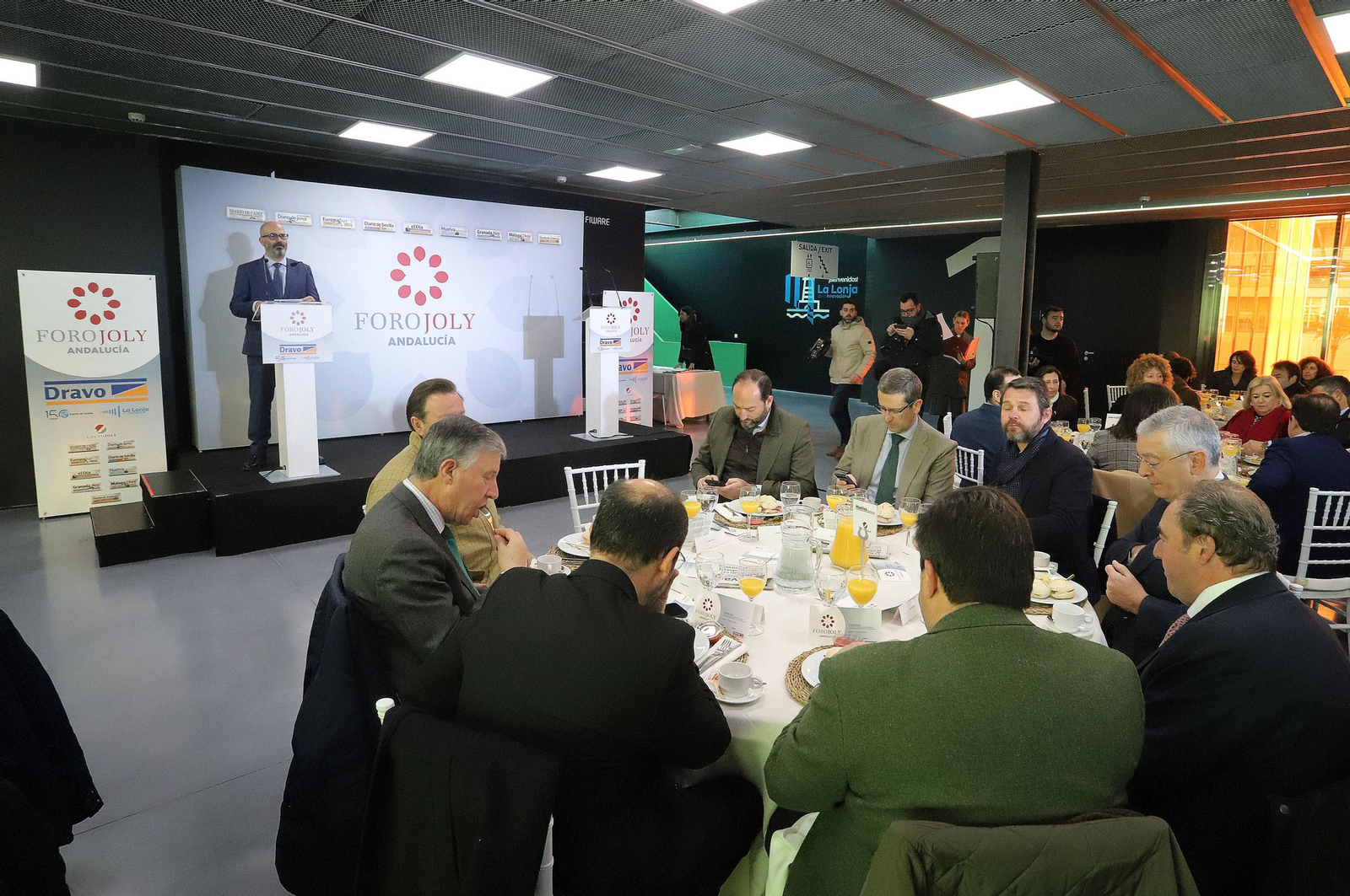 Imágenes del desayuno-coloquio con Antonio Sanz en el Foro Joly Andalucía celebrado en la Lonja de la Innovación del Puerto de Huelva