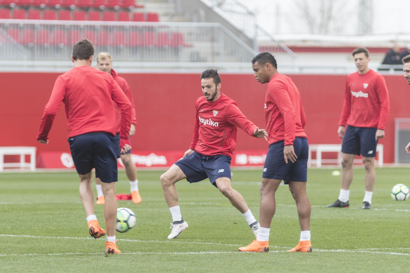 Franco Vázquez (de espaldas), Sarabia y Muriel disputan un balón en la sesión de este viernes.