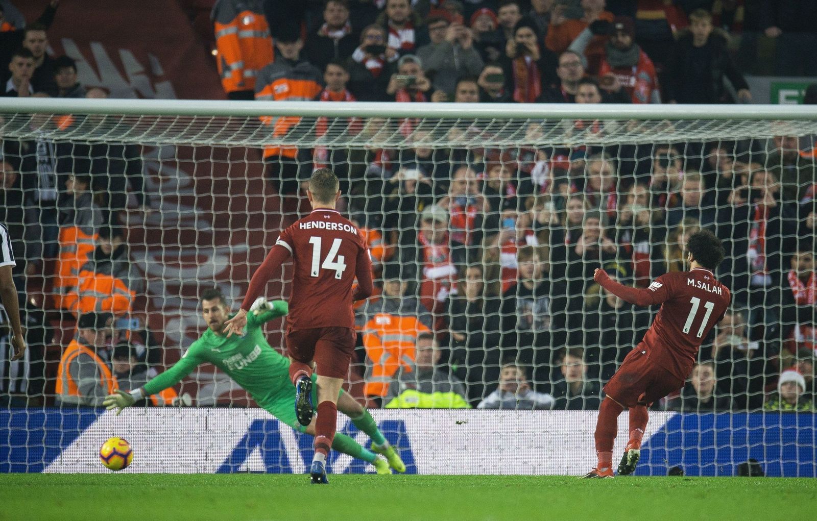 El egipcio Mohamed Salah transforma el penalti que le dio el momentáneo dos a cero al Liverpool.