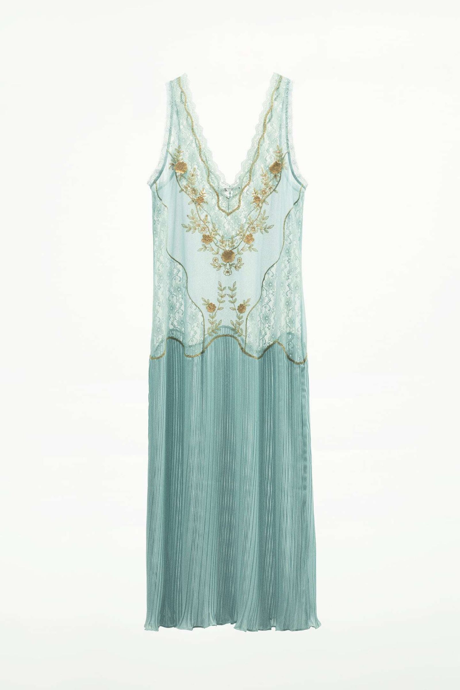 Vestido de encajes de Zara.