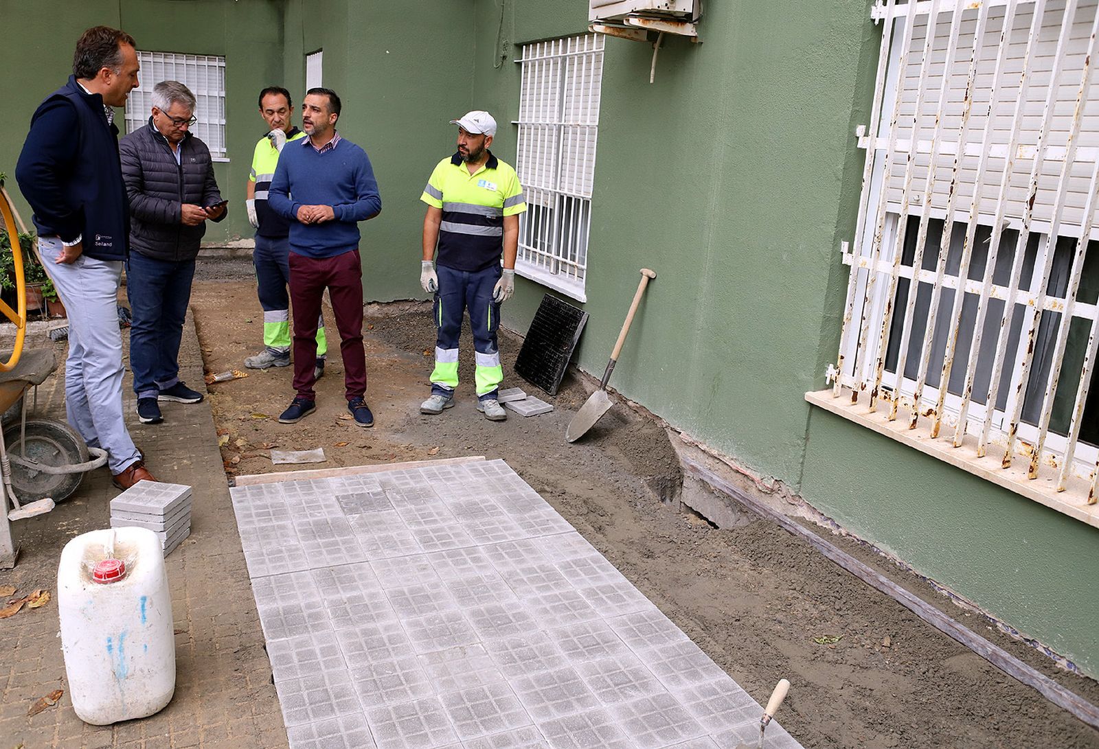 José Antonio Díaz, en su visita a la reforma el acerado del entorno de Plaza Algar.