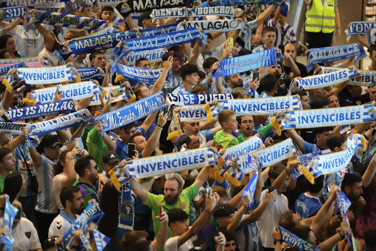 Las fotos de la afición despidiendo al Málaga en el aeropuerto