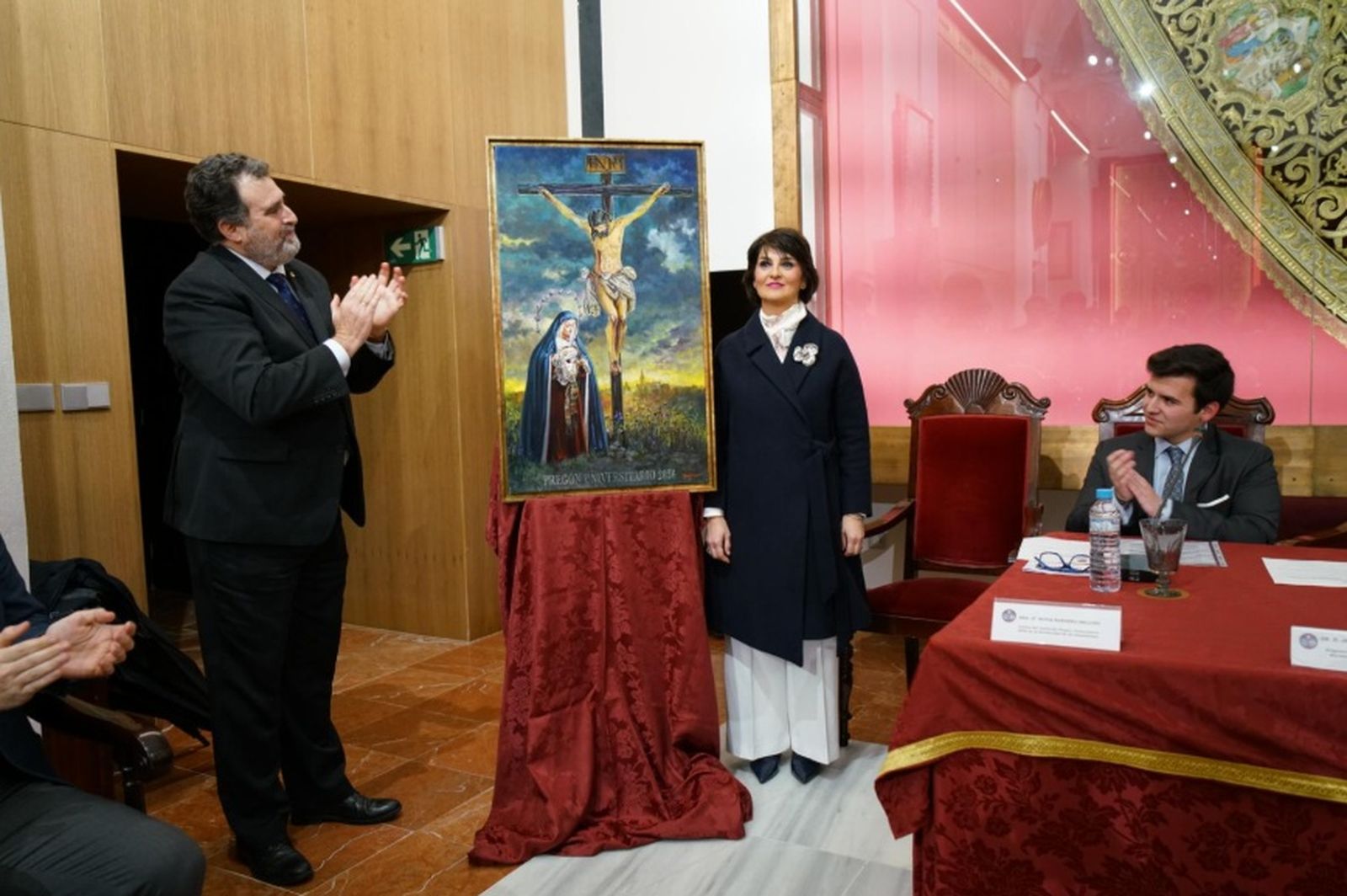 El hermano mayor, José Ignacio del Rey, junto a la cartelista y el pregonero universitario