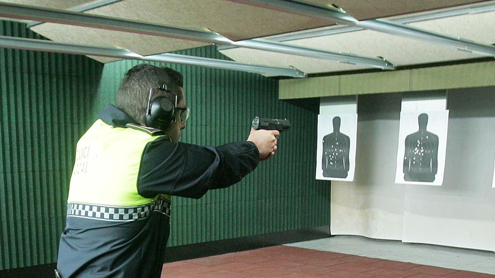 Un agente realiza prácticas en la galería de tiro de la Policía Local
