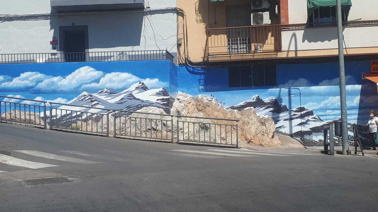 Aquí puedes ver el mural completo, que Ríos hizo aprovechando la montaña de rocas que ya había en esta plaza. Aquí puedes ver el mural completo, que Ríos hizo aprovechando la montaña de rocas que ya había en esta plaza.