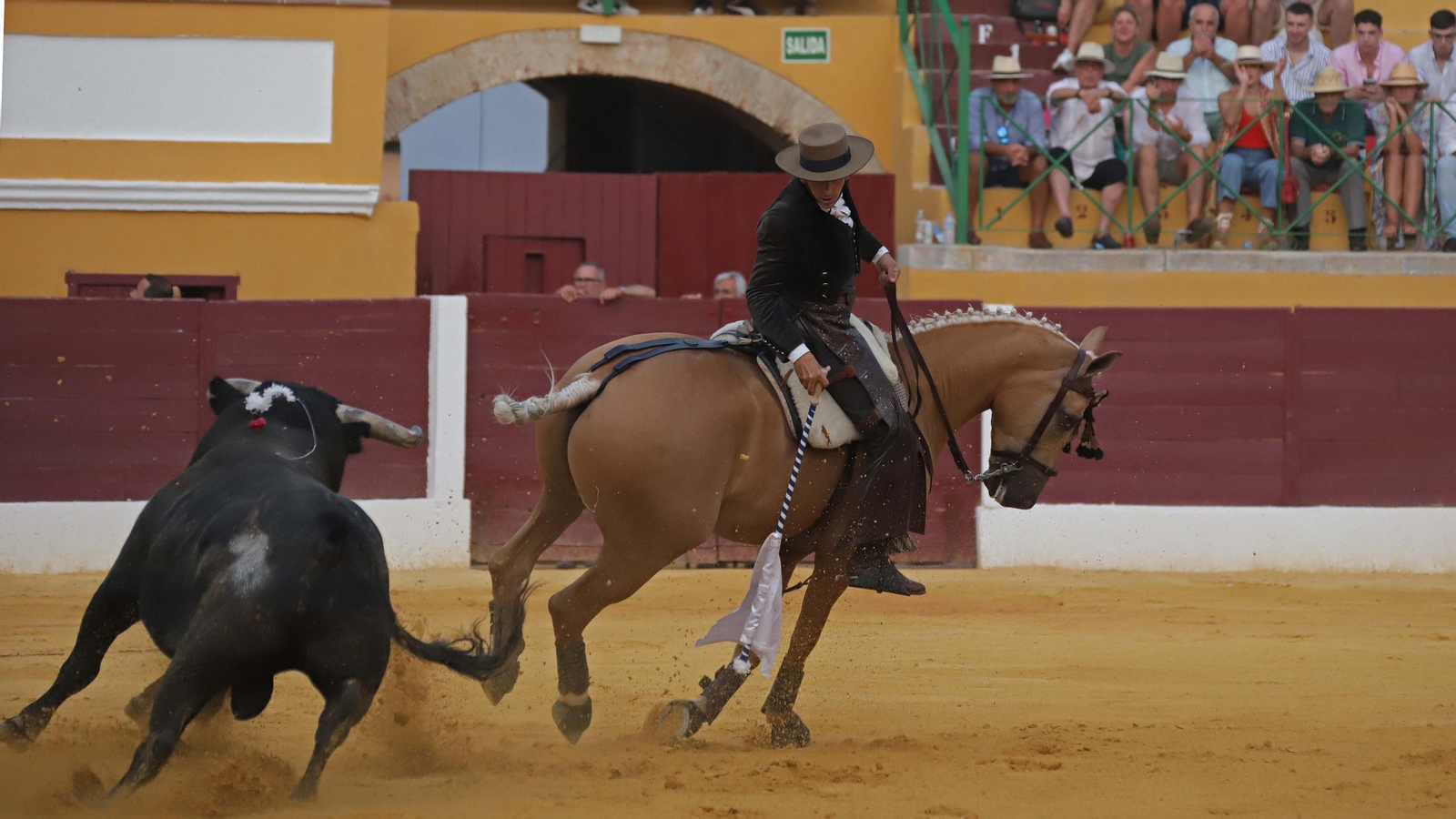 Fotos de la corrida del jueves de la Feria de La Línea: Diego Ventura, José María Manzanares y Roca Rey