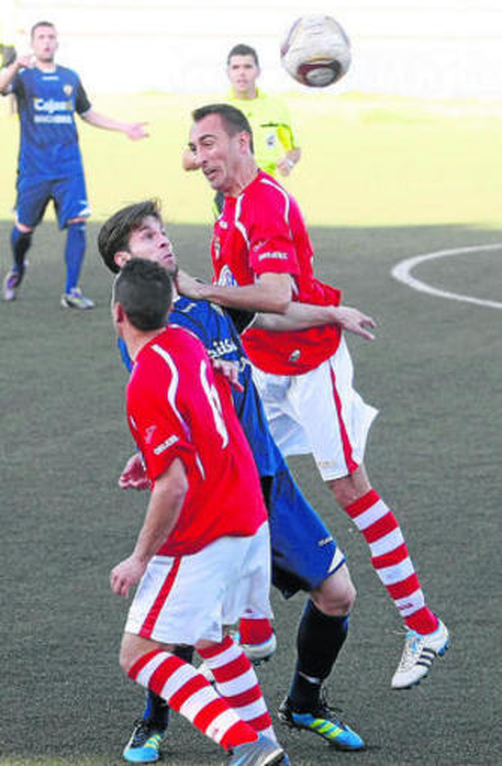 Bajic (d), baja por sanción, en el partido contra el Pozoblanco.