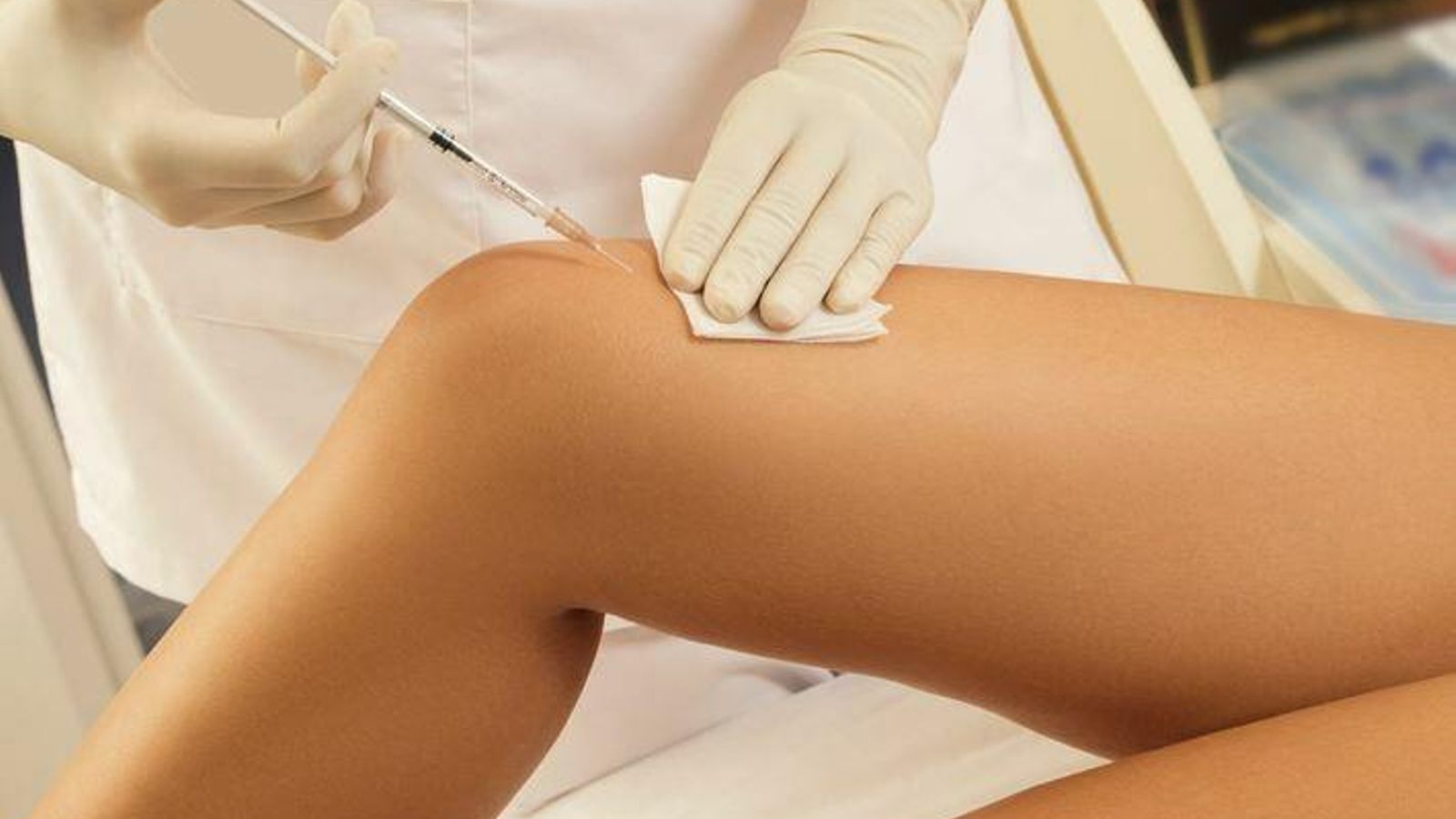 Un doctor en plena infiltración de ácido hialurónico.