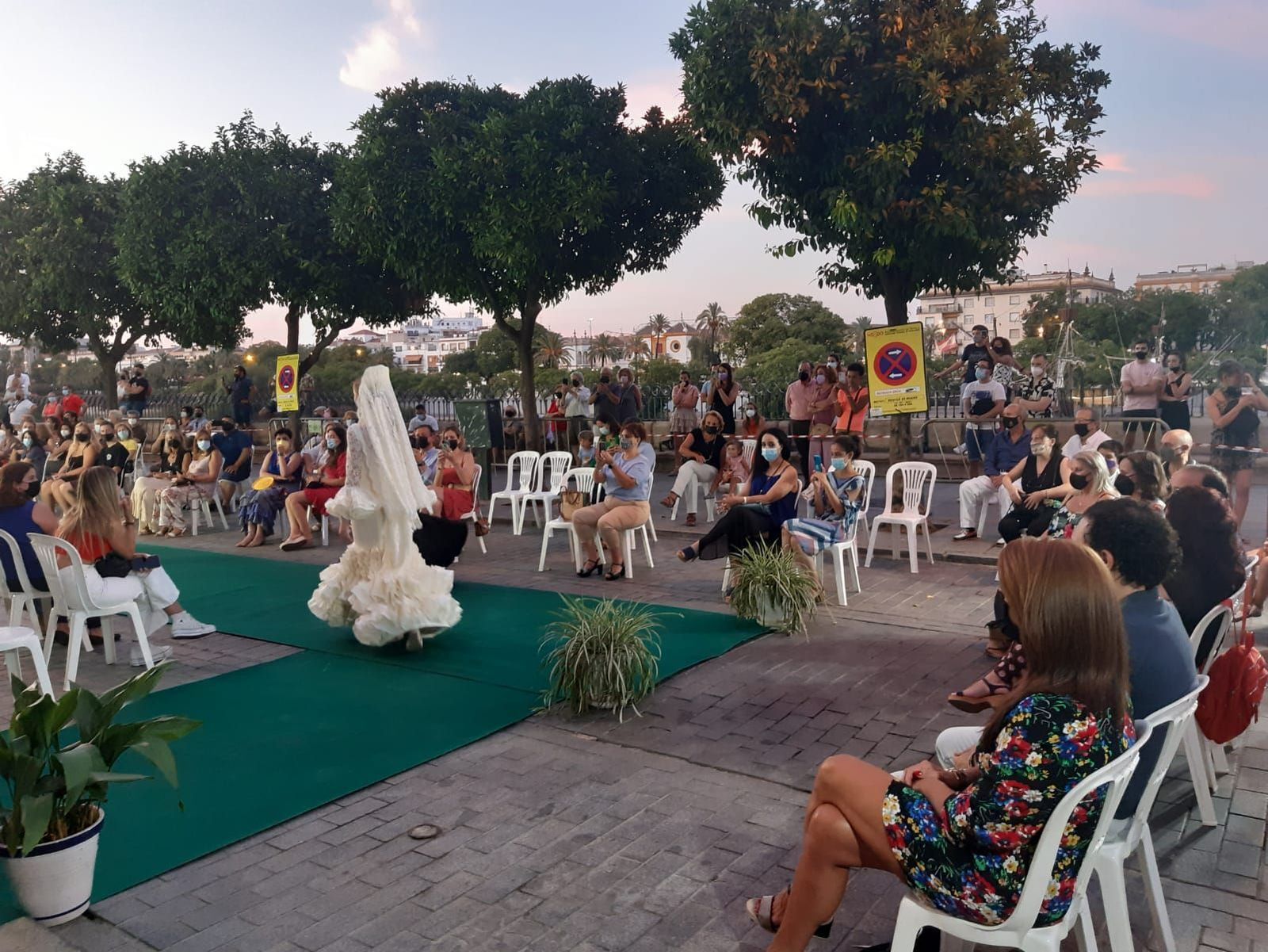El desfile se desarrolló en la calle Betis, junto al centro cívico Las Columnas.