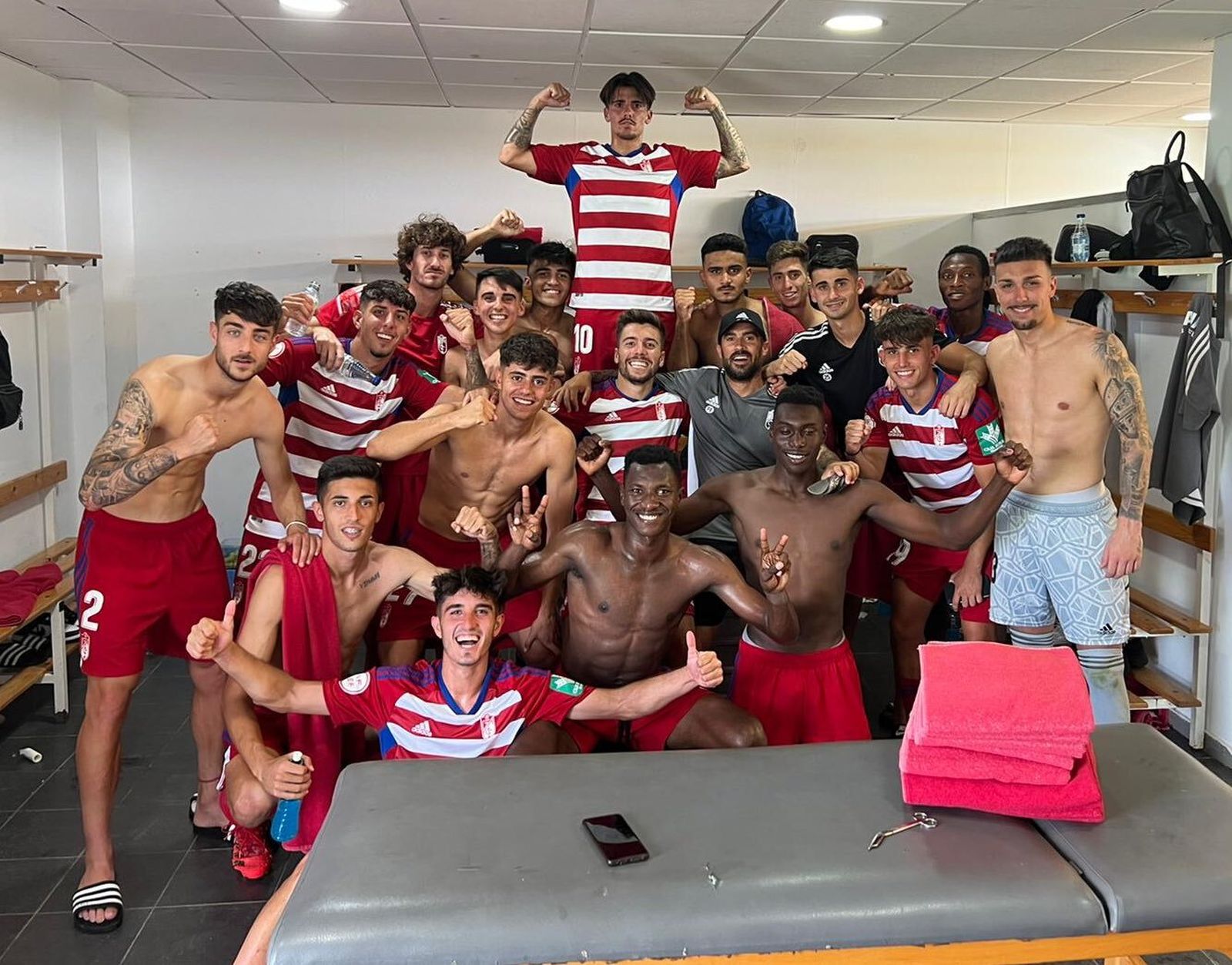 Los jugadores del Recreativo Granada celebran en el vestuario su primera victoria
