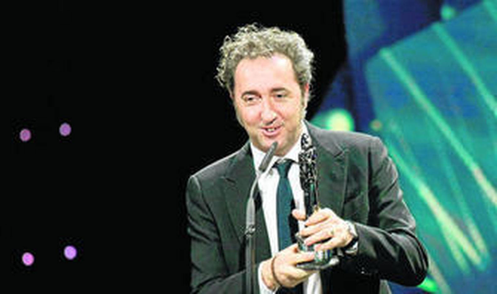 Wim Wenders, presidente de la Academia Europea de Cine, aplaude a Michael Caine.