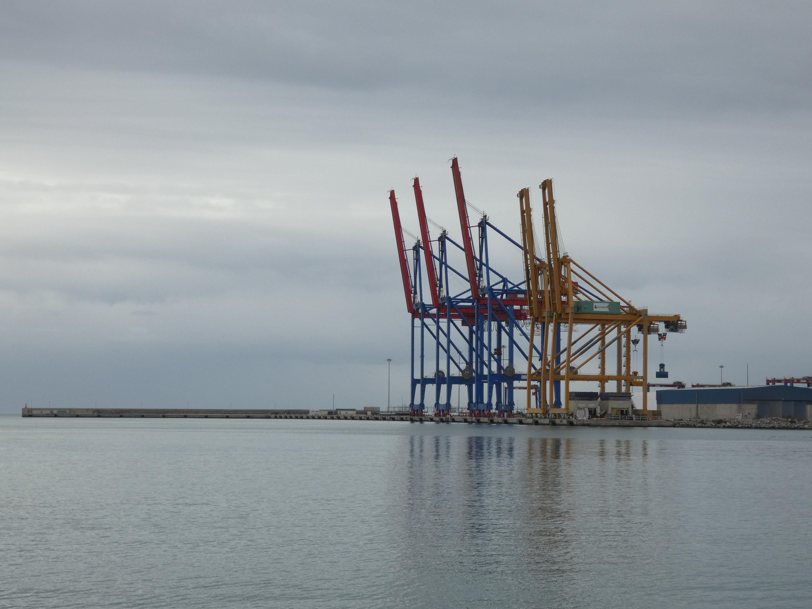 Terminal de contenedores, el lugar propuesto para la llegada de barcos con agua al puerto malagueño. Terminal de contenedores, el lugar propuesto para la llegada de barcos con agua al puerto malagueño.