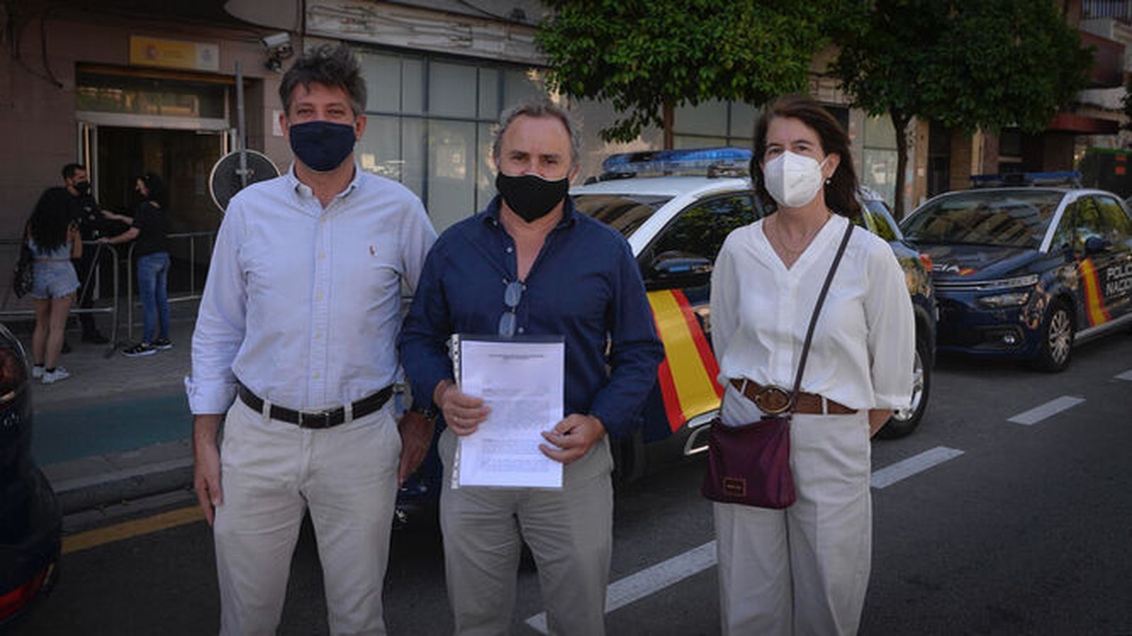 Padres de algunos de los agredidos con la denuncia que presentaron