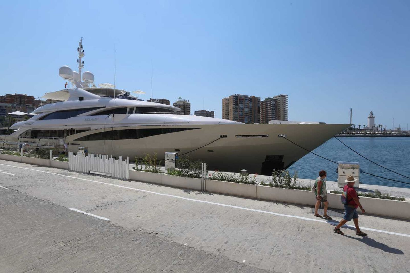 Una embarcación de recreo en la nueva marina de megayates.