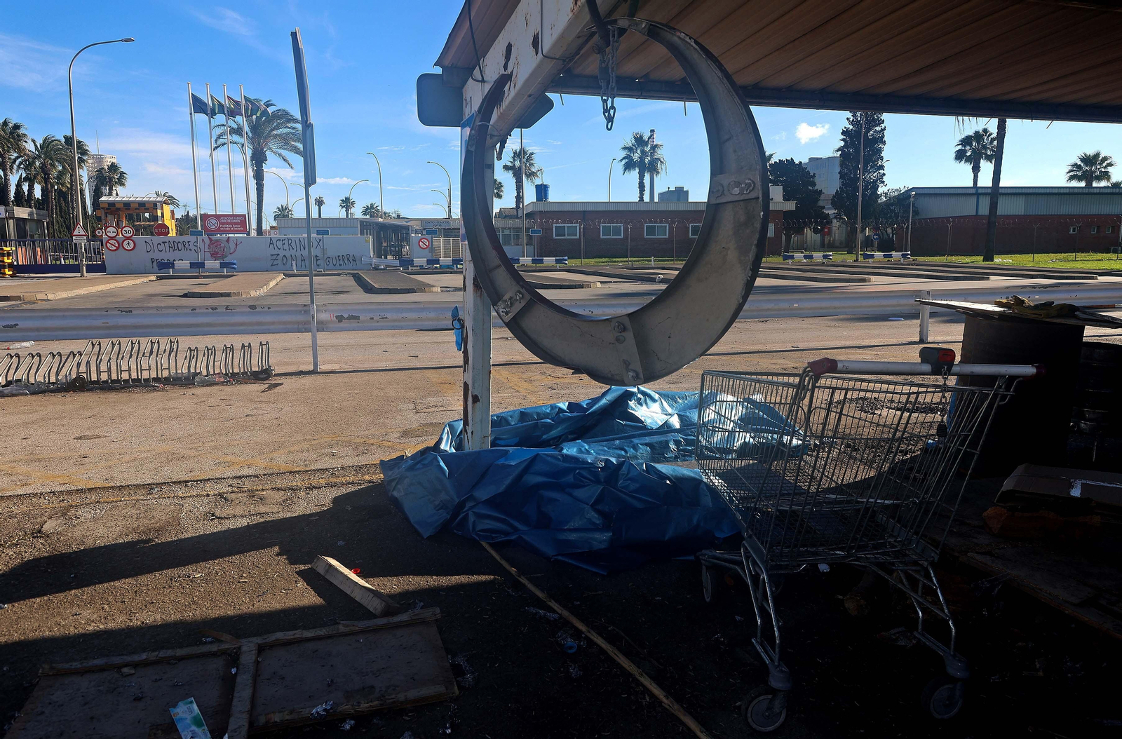 Imágenes del corte de la A7 por los trabajadores de Acerinox en huelga