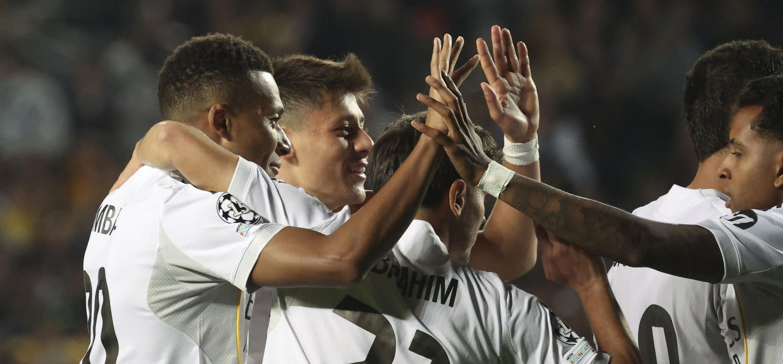 Mbappé recibe la felicitación de sus compañeros tras su tercer gol.